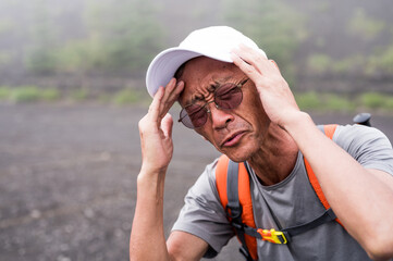 登山中に体調不良を訴える男性　アウトドア