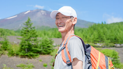 富士山背景　登山者　笑顔　アウトドア
