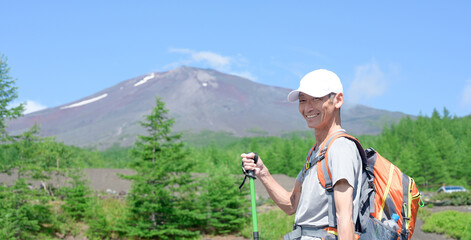 Fototapeta na wymiar 富士山背景　登山者　笑顔　アウトドア
