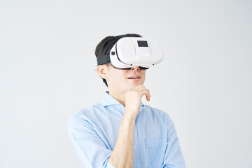 VRを体験する男性