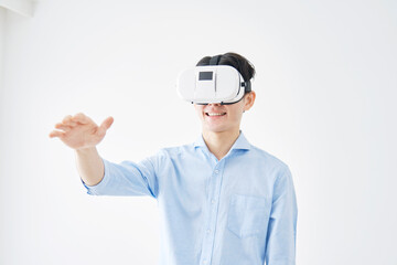 VRゴーグル掛けて体験する男性