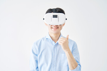  VRゴーグルをかけてグッドポーズする男性