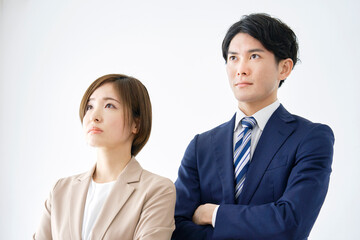 腕組みするビジネスウーマンとビジネスマンのポートレート