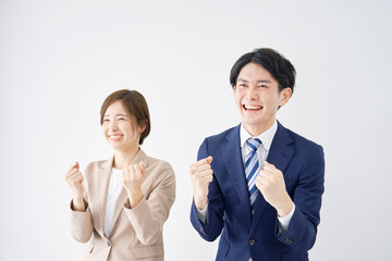 ガッツポーズをするビジネスウーマンとビジネスマン
