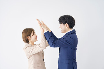 ハイタッチするビジネスマンとビジネスウーマン