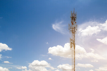 Obraz premium Telecommunication tower with white cloud background,cellular mobile pole communication technology.