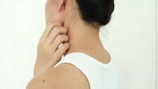 The woman had itchy skin on her neck, she scratched her neck with her hands because of dermatitis and itching from dermatitis.