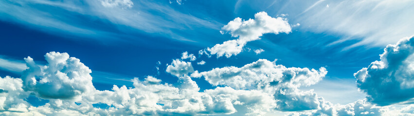 Obraz na płótnie Canvas White cumulus clouds in the blue sky.