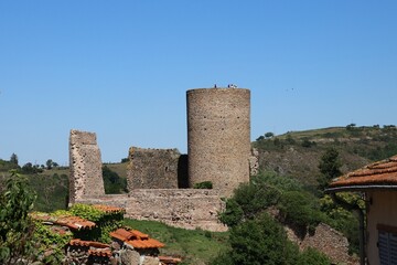La forteresse m&eacute;di&eacute;vale et le donjon, village de Saint Jean Saint Maurice sur Loire, d&eacute;partement de la Loire, France