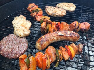 BBY grillen grill bratwurst fleisch steak holzkohle party feier garten