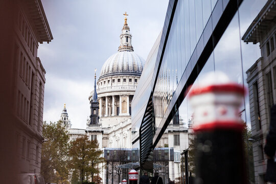 St. Paul's Cathedral behind building in London England