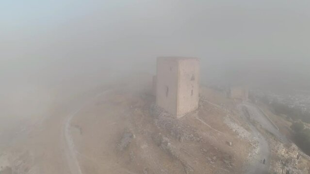 castillo de la estrella visto entre un banco de niebla, Andaluc&iacute;a