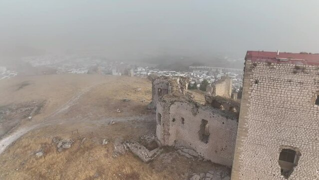 castillo de la estrella visto entre un banco de niebla, Andaluc&iacute;a