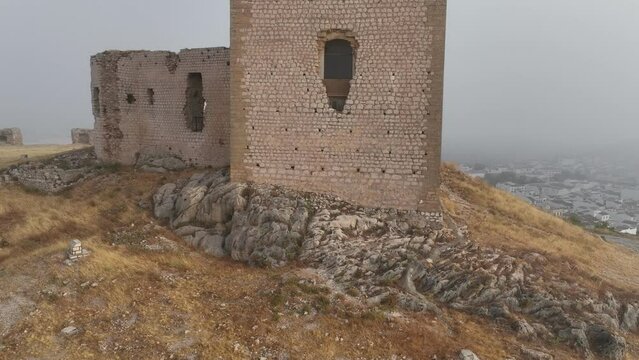 castillo de la estrella visto entre un banco de niebla, Andaluc&iacute;a