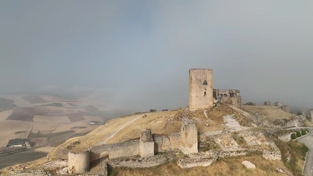 castillo de la estrella visto entre un banco de niebla, Andaluc&iacute;a