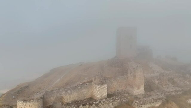 castillo de la estrella visto entre un banco de niebla, Andaluc&iacute;a
