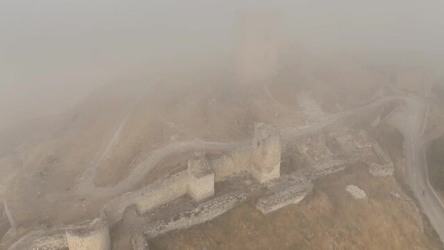 castillo de la estrella visto entre un banco de niebla, Andaluc&iacute;a