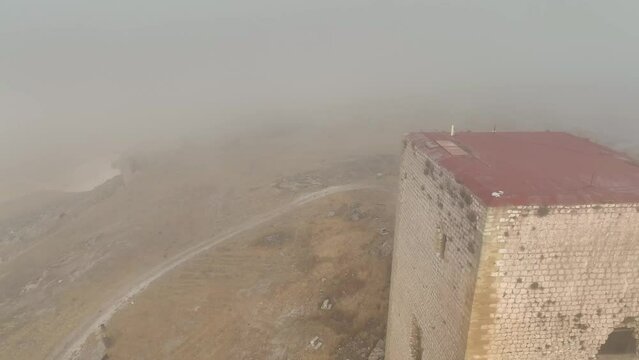 castillo de la estrella visto entre un banco de niebla, Andaluc&iacute;a