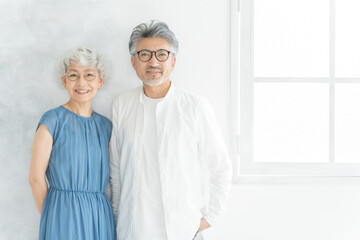 眼鏡をかけたシニア夫婦