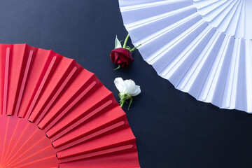 White and red fans and white and red roses lie opposite each other