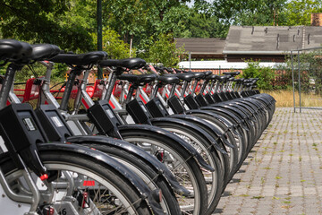 Leihfahrräder in einem Fahrradständer