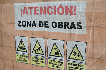 Panneau de signalisation indiquant une zone de travaux en espagnole - obrazy, fototapety, plakaty