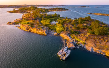Selbstklebende Fototapete Stockholm Boats moored at island in Stockholm Archipelago Sweden