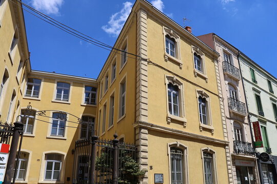 Batiment typique, vue de l'ext&eacute;rieur, ville de Roanne, d&eacute;partement de la Loire, France
