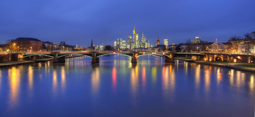 Fototapeta na wymiar Skyline Frankfurt mit Ignatz-Bubis-Brücke