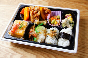 おにぎり弁当　和食弁当