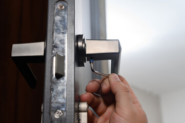 The master installs the door handle with the help of a sprocket key, installation works with the door.