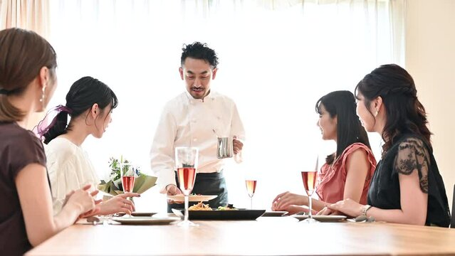 家やレストランでの女子会の様子	