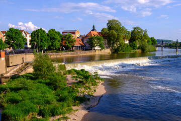 Fototapeta na wymiar Blick von der Brücke über die Weser in der alten Rattenfängerstadt Hameln in Niedersachsen am Tag aufgenommen.