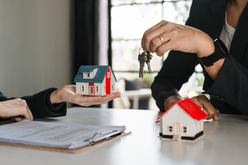 Real estate agents agree to buy a home and give keys to clients at their agency's offices. Concept agreement