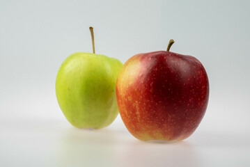 Dwa jabłka obok siebie - obrazy, fototapety, plakaty