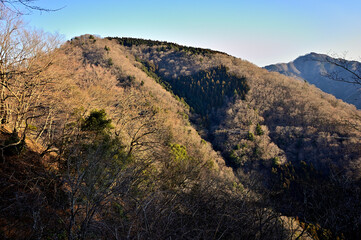 丹沢の大山三峰山より朝日の辺室山
丹沢　大山三峰山　物見峠手前崩落地より辺室山、右奥が経ヶ岳
