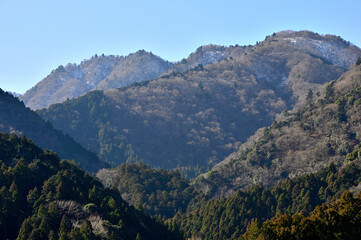 丹沢の旧道　宮ヶ瀬みちより大山三峰山を望む
丹沢　宮ヶ瀬みちより左が大山三峰山、右が物見峠方面
