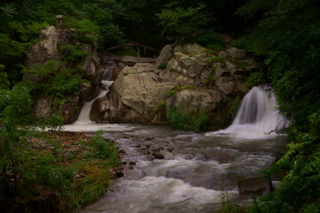 二股の滝から流れる清流