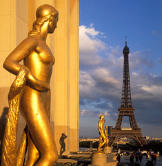 View from the Trocadéro, Golden statues and Eiffel Tower,Paris, France - obrazy, fototapety, plakaty