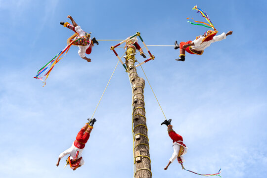Voladores de Papantla realizan su show en el Pueblo Mágico de Tequila Jalisco con gran destreza y colorido.
