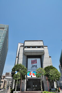 【東京証券取引所】（プライム／スタンダード／グロースを表記した新ファサード）、無人、青空、背景、余白、コピースペース