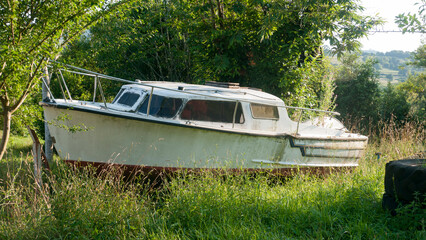 Barco aparcado en pradera de hierba verde 