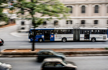 
Tráfego de carros no corredor norte sul ao lado da Praça da Bandeira, São Paulo, Brasil.