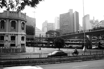 Foto op Canvas  Tráfego de carros no corredor norte sul ao lado da Praça da Bandeira, São Paulo, Brasil. © Luiz
