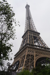 Paris Eifelturm bei schlechtem Wetter