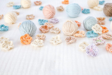 毛糸とかぎ針で編んだ花モチーフ