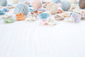 毛糸とかぎ針で編んだ花モチーフ