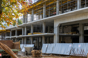 Construction of a multi-storey building from metal structures