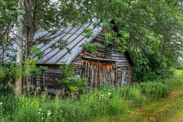 old abandoned log building
