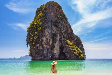 Crédence de cuisine en verre imprimé Railay Beach, Krabi, Thaïlande Une femme de race blanche en bikini porter un poste de détente à la plage de Railay, Krabi Thaïlande.
